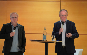 Ministerpräsident Stefan Weil und Dr. Lars Degenhardt (SiN) während der Plenumsdiskussion