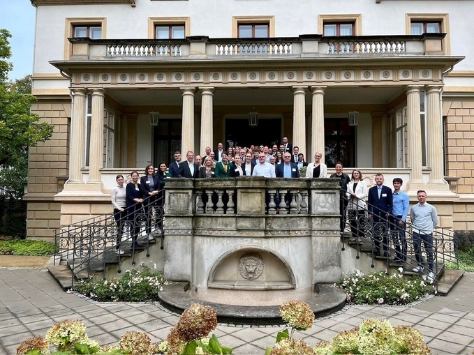 Gruppenfoto Auftaktveranstaltung Traineeprogramm 2023 im Gästehaus der Landesregierung