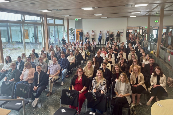 Gäste und Lehrgangsteilnehmer im Foyer des SiN in Bad Münder