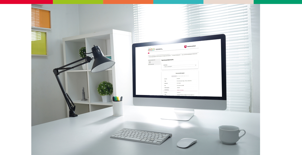 Arbeitsplatz mit Computerbildschirm, Antragowebseite ist sichtbar